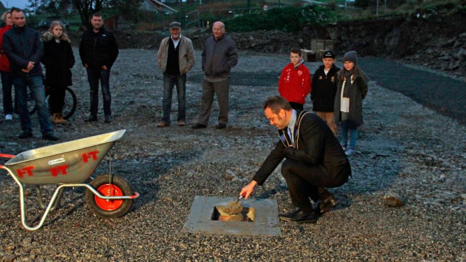 Lenkje til artikkel: Grunnsteinsnedlegging på fleirbrukshalltomta