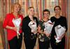 Rådmann Jan Erik Nygaard heidra frå venstre på bildet: Sonja Mikkelsen (15 år), Janne Elisabeth Ytreland (15 år), Ingvild Håland (25 år) og Kristin Eide (25 år).