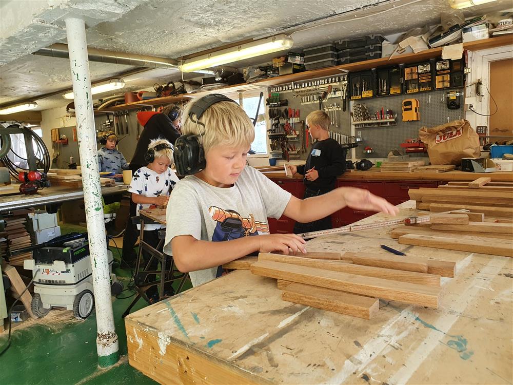 Even Brekke i snekkarvesktaden til Erikv Våga, i full gang med å lage lampe. - Klikk for stort bilete