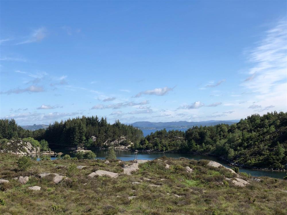 Utsikt frå hyttestaden. - Klikk for stort bilete