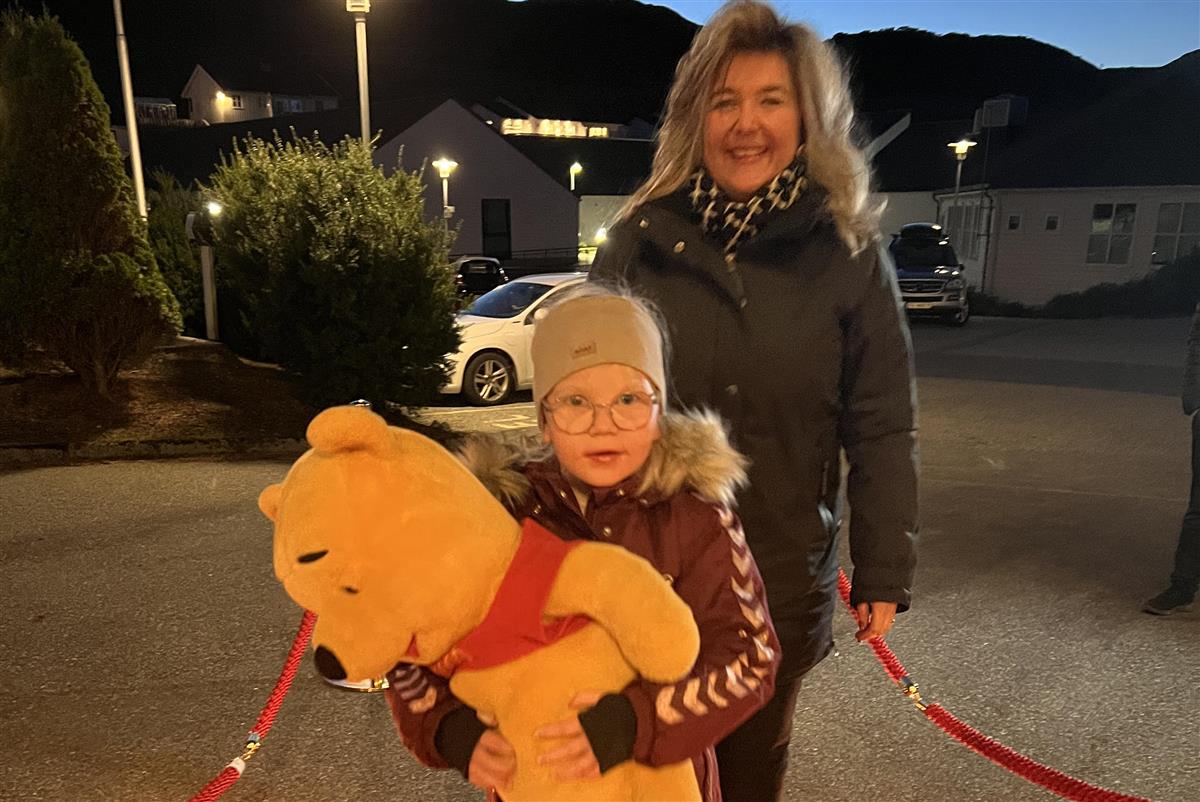 Åse Helen Alvestad med barnebarnet Oda på filmfestival. - Klikk for stort bilete