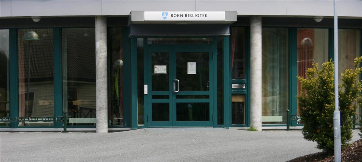 Bildet viser inngangspartiet til Bokn bibliotek. - Klikk for stort bilete